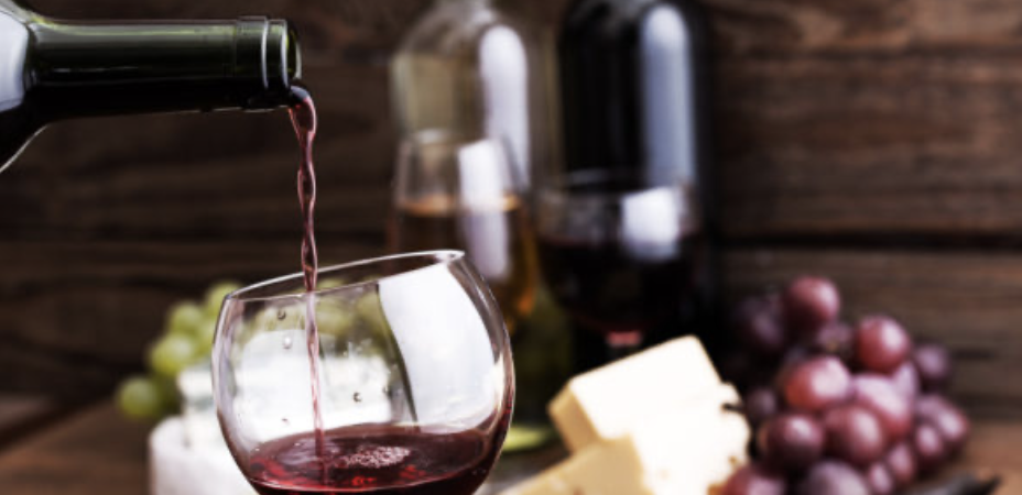 Une bouteille de vin qui est versée dans un verre