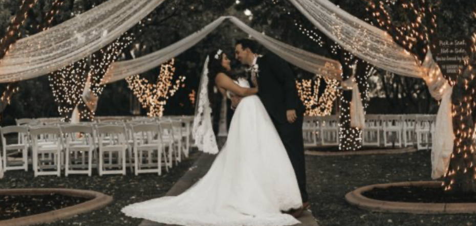Un homme et une femme qui danse durant leur mariage